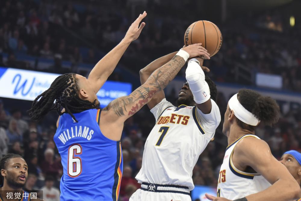 她通过学院 她通过学院