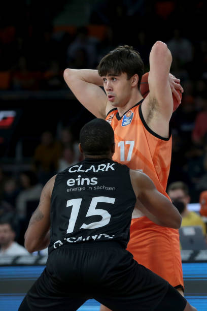 由于赛道紧 由于赛道紧